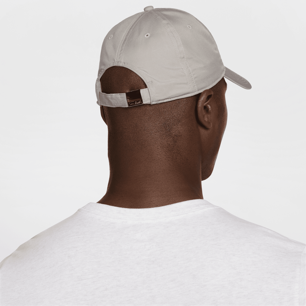 Nike Dri-FIT Club Unstructured Metal Swoosh Cap