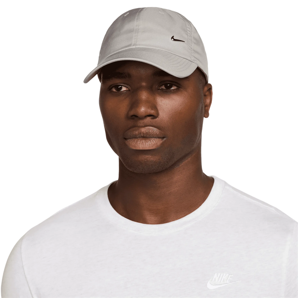 Nike Dri-FIT Club Unstructured Metal Swoosh Cap