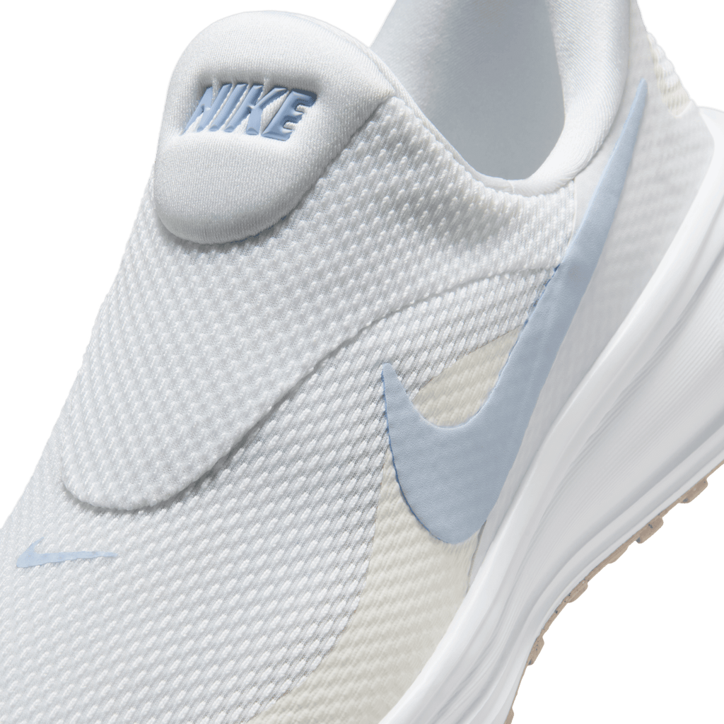 Nike Women's Revolution 8 EasyOn Road Running Shoes